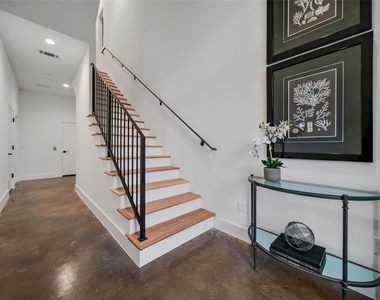 807 Memorial Heights Drive - Photo Thumbnail 5