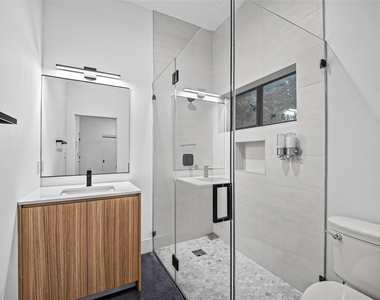 807 Memorial Heights Drive - Photo Thumbnail 4