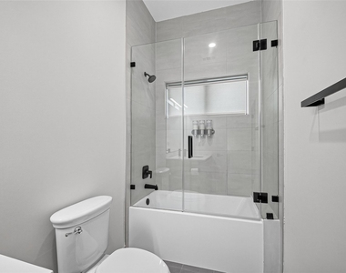 807 Memorial Heights Drive - Photo Thumbnail 32
