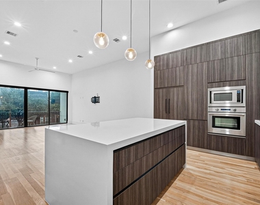 807 Memorial Heights Drive - Photo Thumbnail 8
