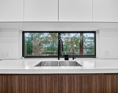 807 Memorial Heights Drive - Photo Thumbnail 18