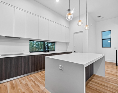 807 Memorial Heights Drive - Photo Thumbnail 16