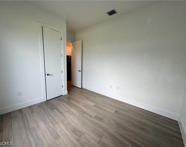 1120 Nw 42nd Place - Photo Thumbnail 20