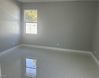 908 Ne 8th Place - Photo Thumbnail 7