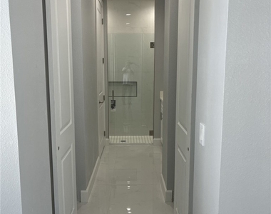 908 Ne 8th Place - Photo Thumbnail 5
