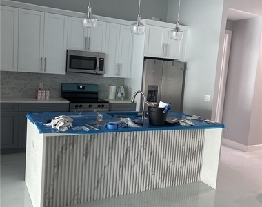 908 Ne 8th Place - Photo Thumbnail 3