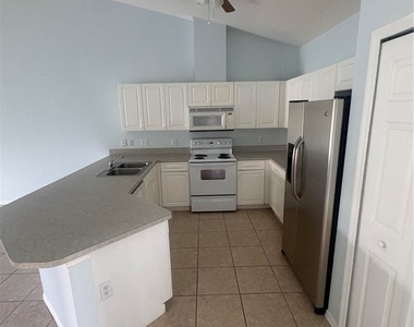 2202 Ne 6th Street - Photo Thumbnail 1