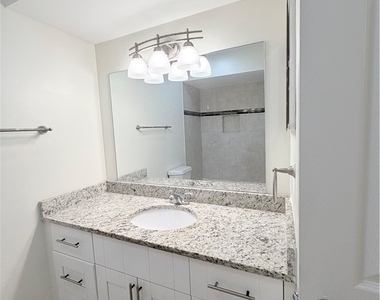 2925 Winkler Avenue - Photo Thumbnail 8