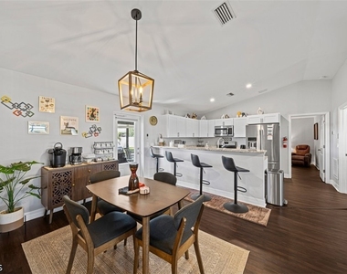 522 Ne Van Loon Lane - Photo Thumbnail 7