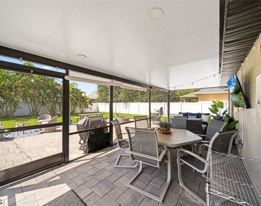 522 Ne Van Loon Lane - Photo Thumbnail 24
