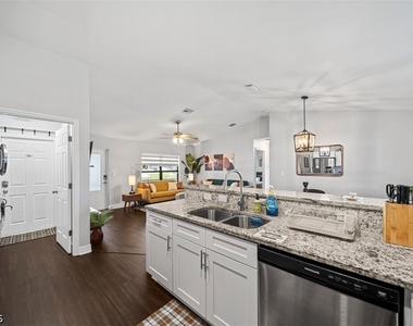 522 Ne Van Loon Lane - Photo Thumbnail 14