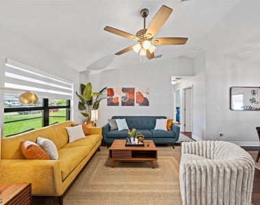522 Ne Van Loon Lane - Photo Thumbnail 9