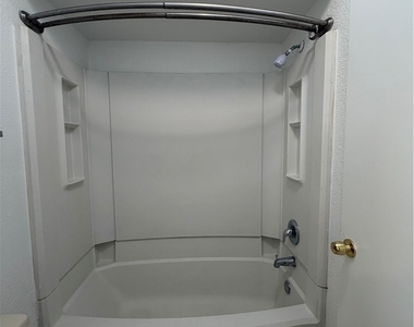 2885 Winkler Avenue - Photo Thumbnail 16