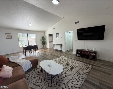 2811 Se 15th Place - Photo Thumbnail 2