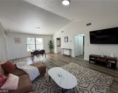 2811 Se 15th Place - Photo Thumbnail 4
