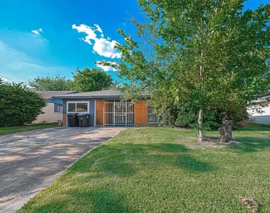 4307 Akard Street - Photo Thumbnail 2