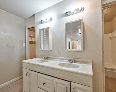 4307 Akard Street - Photo Thumbnail 8