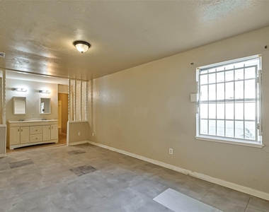 4307 Akard Street - Photo Thumbnail 9