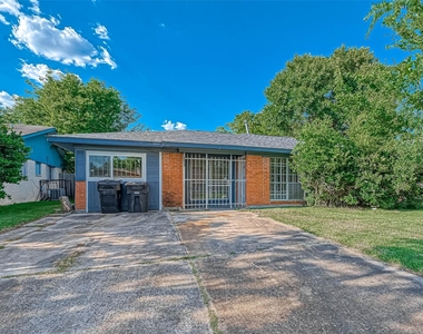 4307 Akard Street - Photo Thumbnail 3