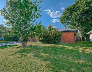 4307 Akard Street - Photo Thumbnail 5
