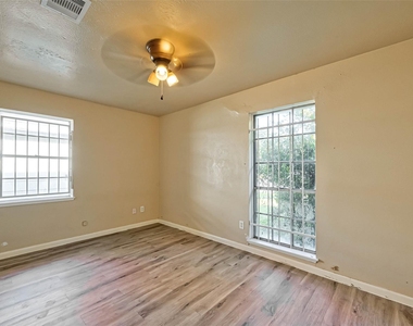 4307 Akard Street - Photo Thumbnail 12