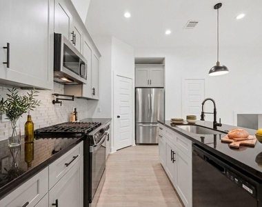 2217 Lee Street - Photo Thumbnail 6