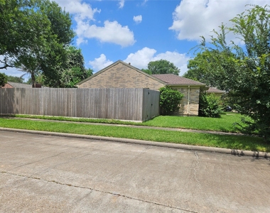 2822 Chimneystone Drive - Photo Thumbnail 3