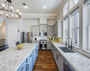 253 E 27th Street - Photo Thumbnail 2