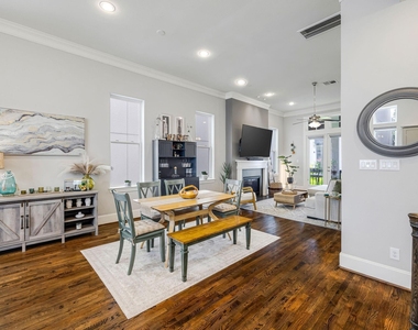253 E 27th Street - Photo Thumbnail 4
