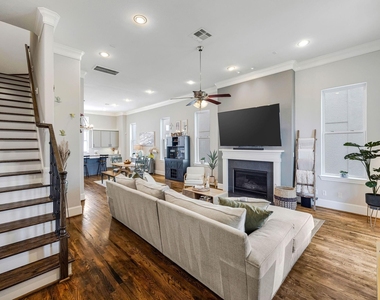 253 E 27th Street - Photo Thumbnail 8