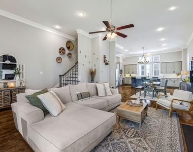 253 E 27th Street - Photo Thumbnail 7