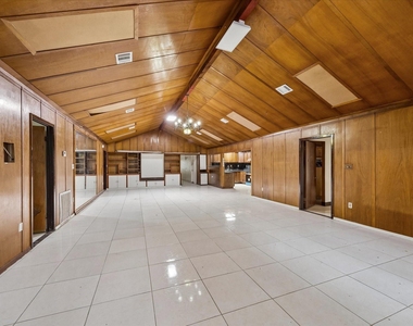 10910 Keese Drive - Photo Thumbnail 2
