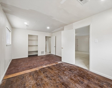 10910 Keese Drive - Photo Thumbnail 5