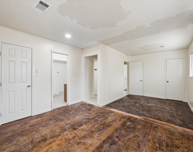 10910 Keese Drive - Photo Thumbnail 6