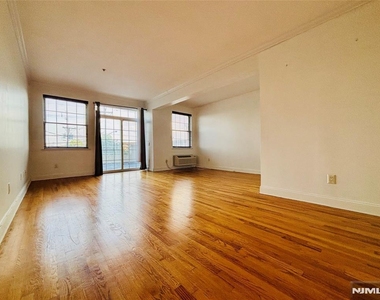 1100 River - Photo Thumbnail 9