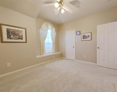1035 Sussex Trail - Photo Thumbnail 11