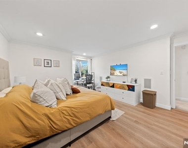 208 Cambridge - Photo Thumbnail 13
