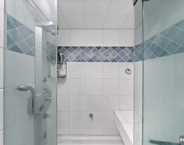 208 Cambridge - Photo Thumbnail 17