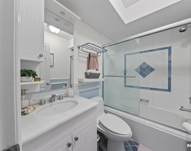 208 Cambridge - Photo Thumbnail 18