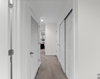 208 Cambridge - Photo Thumbnail 11
