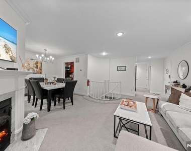 208 Cambridge - Photo Thumbnail 2