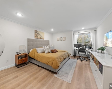 208 Cambridge - Photo Thumbnail 12