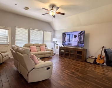 3314 Stonehurst Court - Photo Thumbnail 2