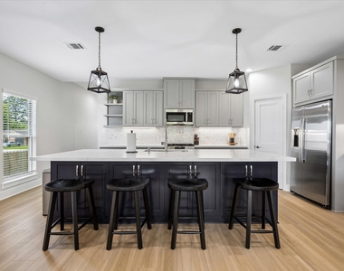 2337 N Austin Avenue - Photo Thumbnail 3