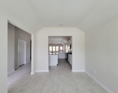 902 Cold Snow Drive - Photo Thumbnail 5