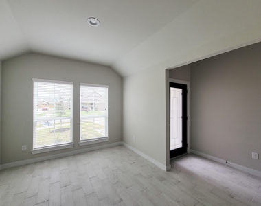 902 Cold Snow Drive - Photo Thumbnail 3