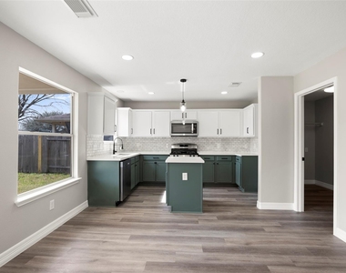 2406 Pinpoint Drive - Photo Thumbnail 14