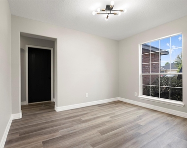 2406 Pinpoint Drive - Photo Thumbnail 7