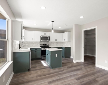 2406 Pinpoint Drive - Photo Thumbnail 15