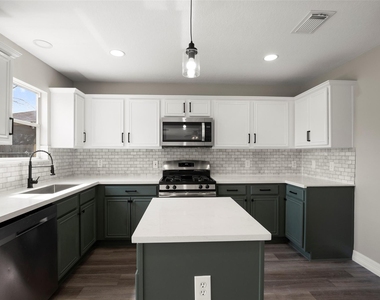 2406 Pinpoint Drive - Photo Thumbnail 16